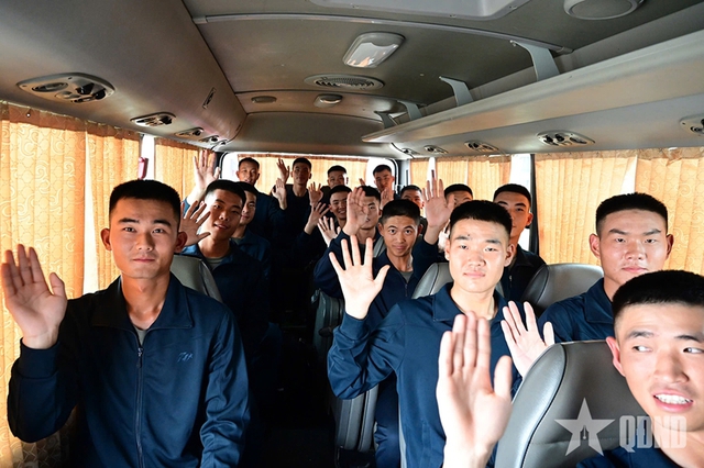 参加越南九.二国庆阅兵式的中国军事代表团抵达河内- Ảnh 12.