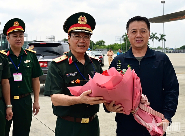 参加越南九.二国庆阅兵式的中国军事代表团抵达河内- Ảnh 1.