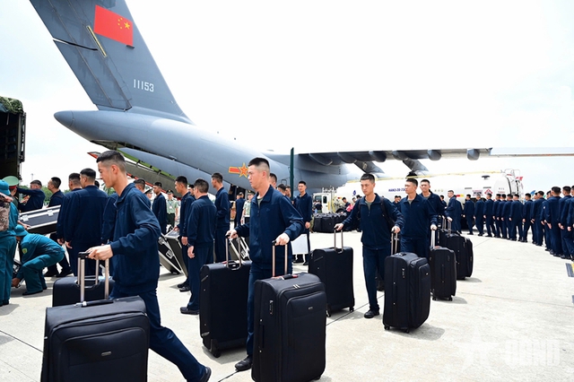 参加越南九.二国庆阅兵式的中国军事代表团抵达河内- Ảnh 10.