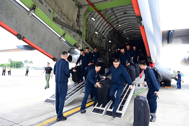 参加越南九.二国庆阅兵式的中国军事代表团抵达河内- Ảnh 8.