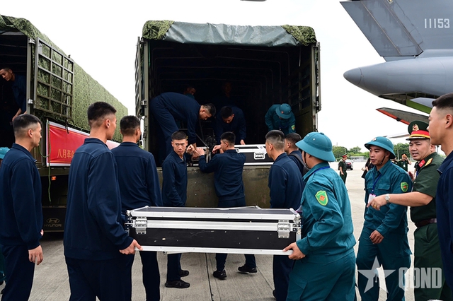 参加越南九.二国庆阅兵式的中国军事代表团抵达河内- Ảnh 7.