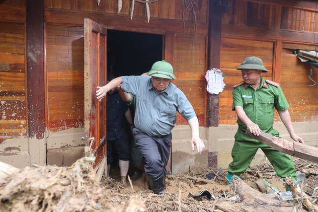 范明正总理视察奠边省，慰问灾民，指导应对暴雨、山洪和山体滑坡灾害的恢复重建工作- Ảnh 7.