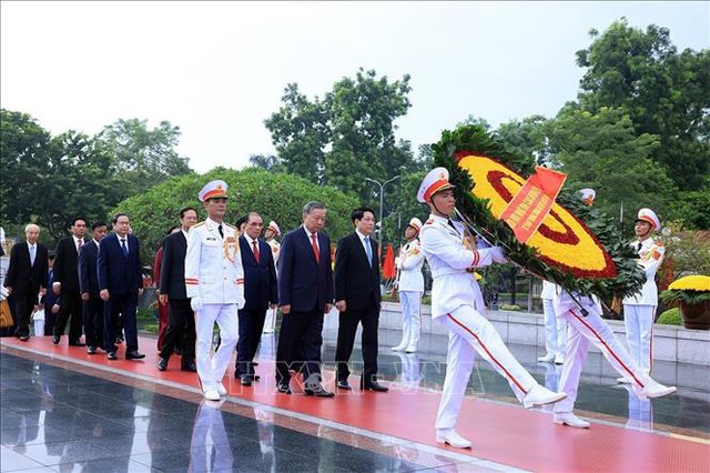 越南国庆80周年：越南党、国家领导瞻仰胡志明陵并敬献花圈- Ảnh 6.