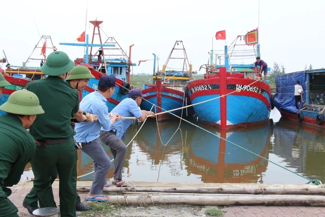 政府总理颁布关于集中应对和克服第10号台风及台风洪涝灾害后果的指令- Ảnh 1.