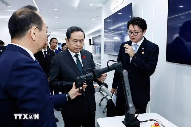 越南国会主席陈青敏参访北京经开区- Ảnh 1.