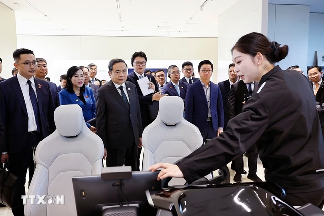 越南国会主席陈青敏参访北京经开区- Ảnh 2.