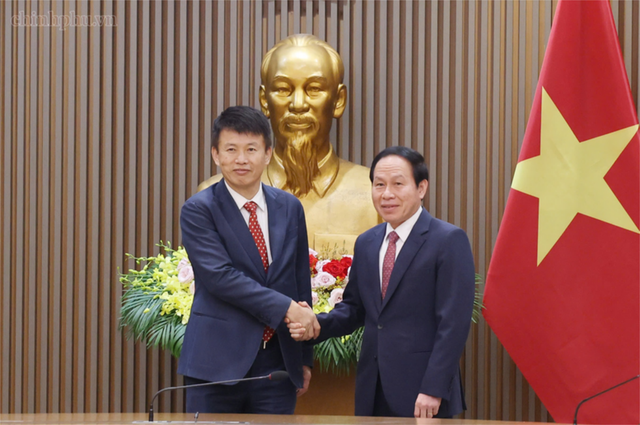 黎进朱副总理会见香港大学经济及工商管理学院院长- Ảnh 1.