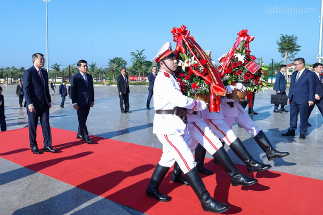 越老两国总理向胡志明主席、凯山·丰威汉主席和苏发努冯主席雕像敬献花圈- Ảnh 1.