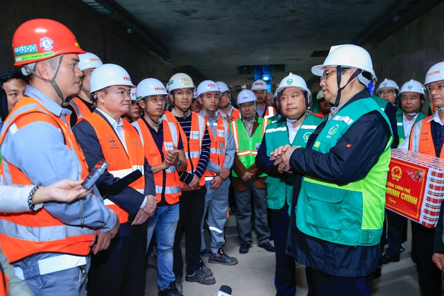 越南政府总理范明政调研视察河内城铁项目施工现场- Ảnh 3. 越南政府总理范明政调研视察河内城铁项目施工现场- Ảnh 3.