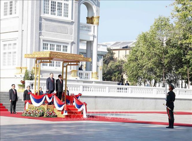 老挝总书记、国家主席通伦主持隆重仪式，欢迎苏林总书记到访- Ảnh 1.