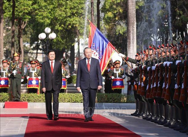 老挝总书记、国家主席通伦主持隆重仪式，欢迎苏林总书记到访- Ảnh 3.