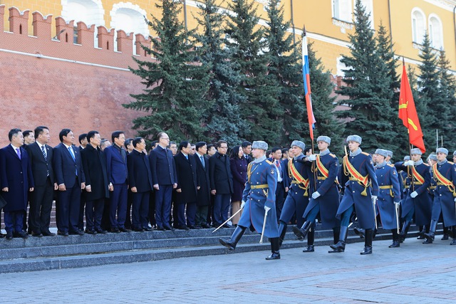 越南政府总理范明政在莫斯科向胡志明主席纪念碑敬献花圈- Ảnh 6.