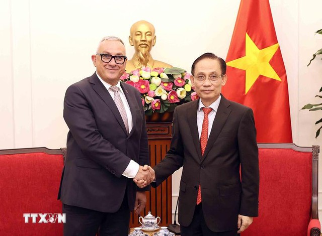 越南外交部部长黎怀忠与欧盟国际关系事务委员约瑟夫·西克拉举行会谈- Ảnh 1.