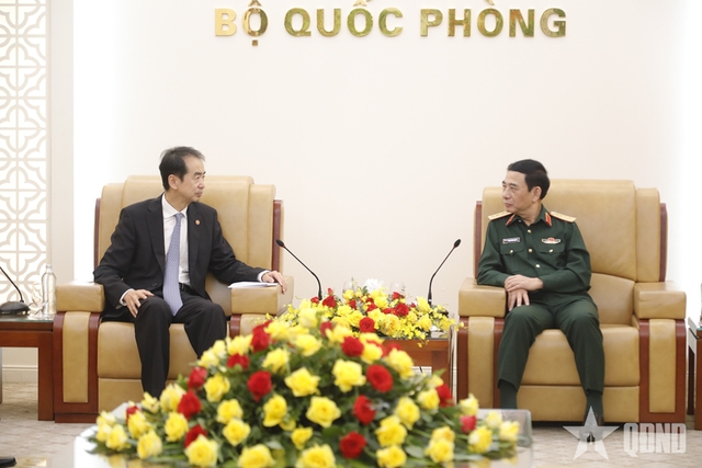 越南国防部部长潘文江大将会见中国驻越南大使何炜- Ảnh 1.