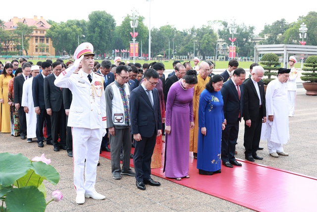 越南党、国家领导瞻仰胡志明主席陵并敬献花圈- Ảnh 5.
