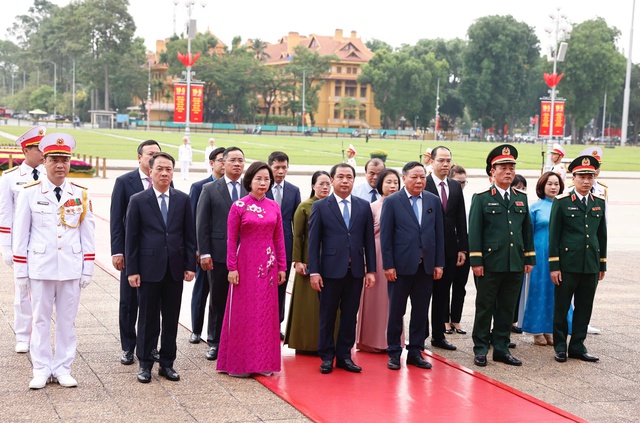 越南党、国家领导瞻仰胡志明主席陵并敬献花圈- Ảnh 6.