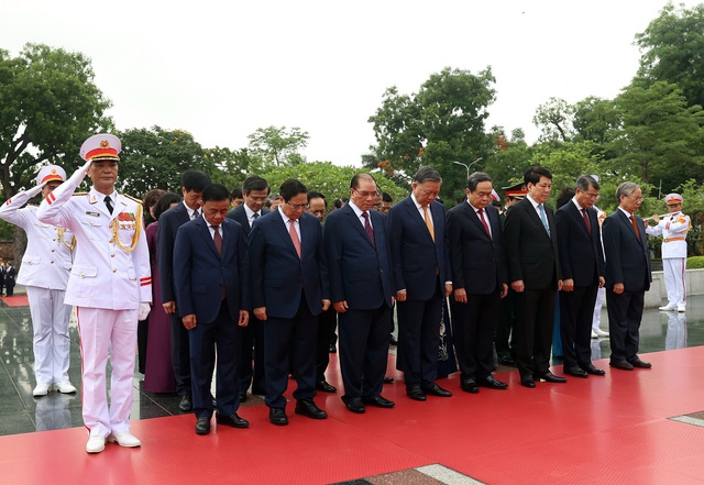 越南党、国家领导瞻仰胡志明主席陵并敬献花圈- Ảnh 7.