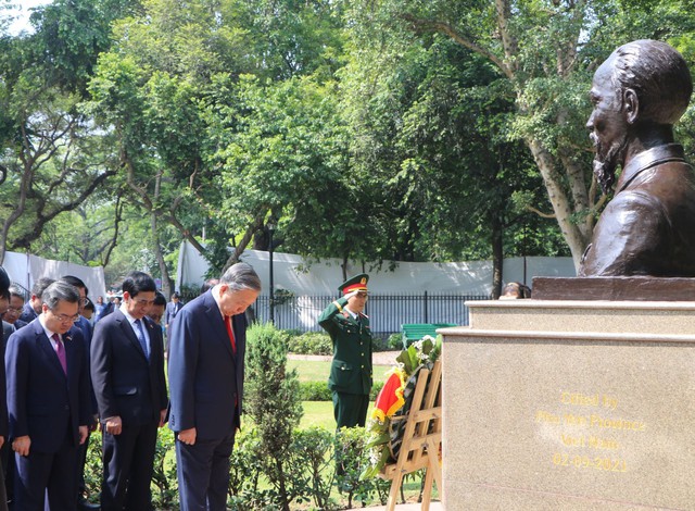 越共中央总书记、国家主席苏林向甘地纪念馆和印度胡志明主席雕像前敬献花圈- Ảnh 2.