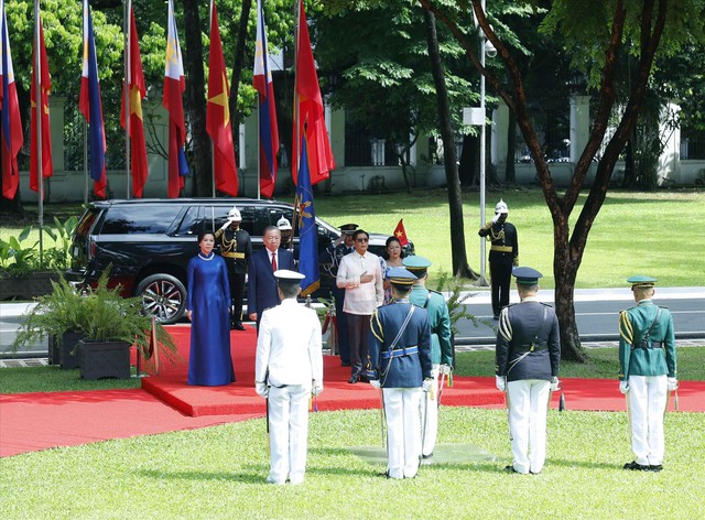 菲律宾总统举行仪式 欢迎越共中央总书记、国家主席苏林访菲- Ảnh 2. 菲律宾总统举行仪式 欢迎越共中央总书记、国家主席苏林访菲- Ảnh 2.