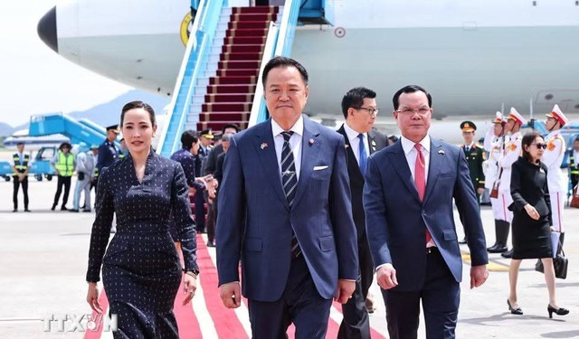 泰国总理阿努廷·参威拉恭抵达河内，开始对越南进行正式访问并出席2026年东盟未来论坛- Ảnh 2.