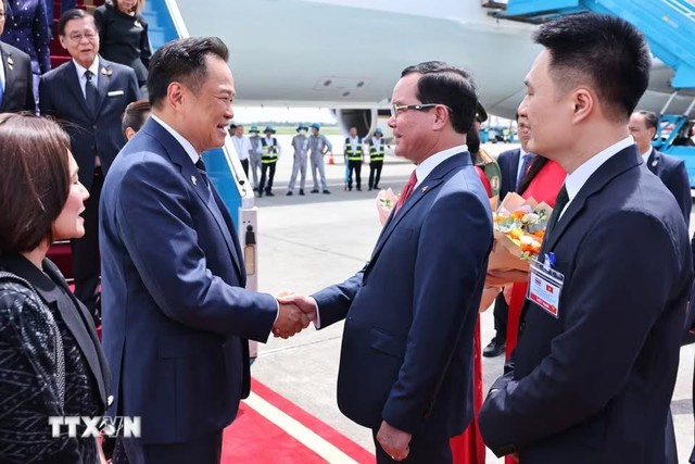 泰国总理阿努廷·参威拉恭抵达河内，开始对越南进行正式访问并出席2026年东盟未来论坛- Ảnh 1.