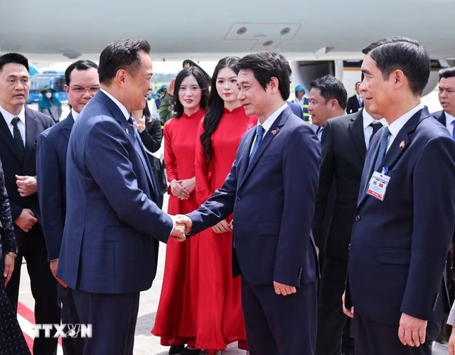 泰国总理阿努廷·参威拉恭抵达河内，开始对越南进行正式访问并出席2026年东盟未来论坛- Ảnh 3.