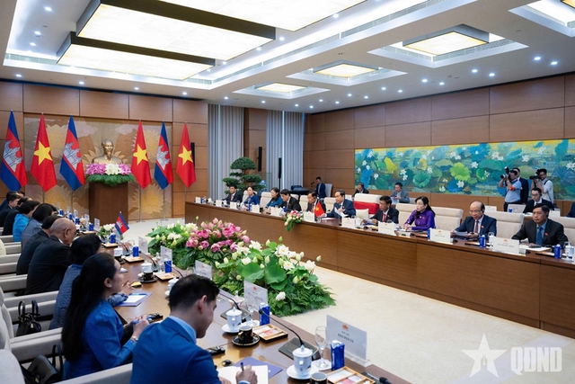陈青敏主席与柬埔寨国会主席昆索达莉举行会谈- Ảnh 1.
