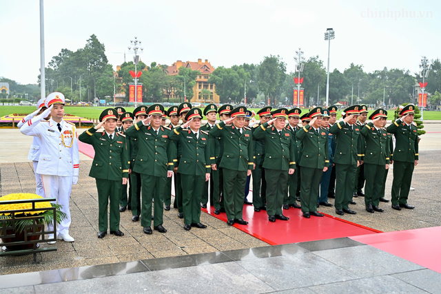 越南国庆81周年:党、国家领导向胡志明主席陵敬献花圈- Ảnh 4.