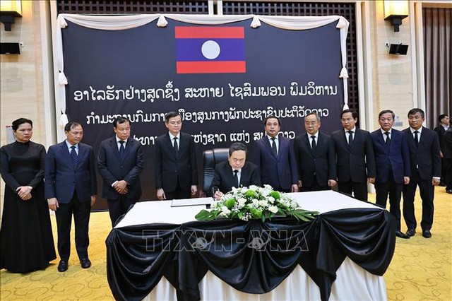 越南国会主席陈青敏赴老挝出席老挝国会主席赛宋蓬·丰威汉同志吊唁仪式- Ảnh 2.