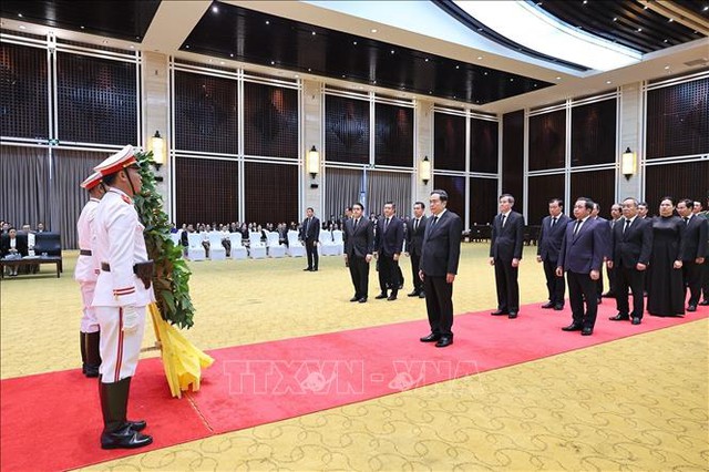 越南国会主席陈青敏赴老挝出席老挝国会主席赛宋蓬·丰威汉同志吊唁仪式- Ảnh 1.