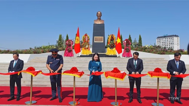 越南国家副主席武氏映春在吉尔吉斯斯坦出席胡志明主席纪念碑落成仪式- Ảnh 1.