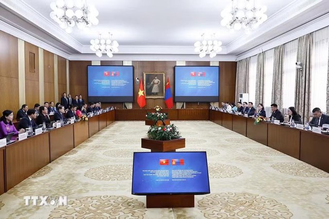 越南国会主席陈青敏与蒙古国国家大呼拉尔（议会）主席举行会谈- Ảnh 1.