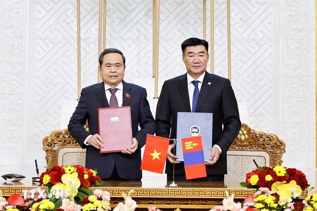 越南国会主席陈青敏与蒙古国国家大呼拉尔（议会）主席举行会谈- Ảnh 2.