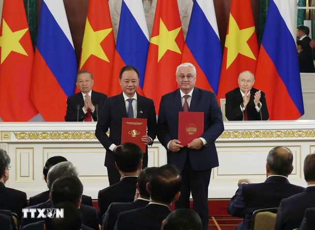 越共中央总书记、国家主席苏林与俄罗斯总统普京共同出席越俄双方合作文本签字仪式- Ảnh 1.