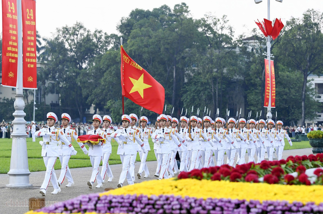 九.二国庆节：升旗仪式在巴亭广场隆重举行- Ảnh 2.
