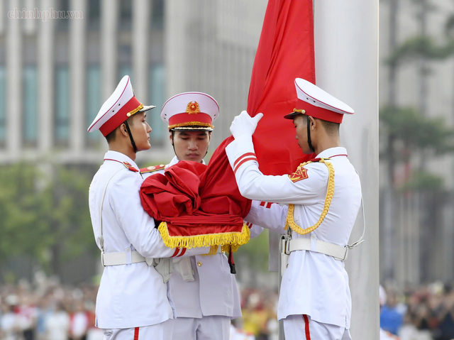 九.二国庆节：升旗仪式在巴亭广场隆重举行- Ảnh 4.