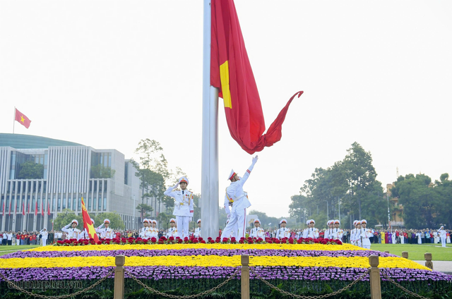 九.二国庆节：升旗仪式在巴亭广场隆重举行- Ảnh 5.