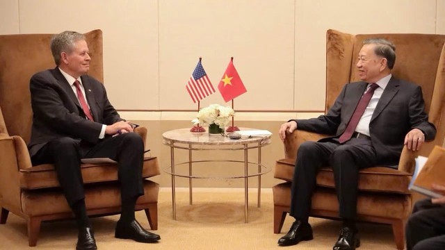 越共中央总书记、国家主席苏林会见美国参议员史蒂夫·戴恩斯- Ảnh 1.