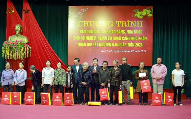 Phó Thủ tướng Trần Hồng Hà thăm, tặng quà Tết cho công nhân, người nghèo, gia đình chính sách- Ảnh 11.