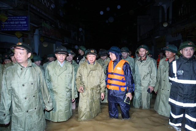 Phó Thủ tướng Trần Hồng Hà chỉ đạo công tác ứng phó, khắc phục mưa lũ tại miền Trung- Ảnh 1.