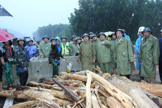 Phó Thủ tướng Trần Hồng Hà chỉ đạo công tác ứng phó, khắc phục mưa lũ tại miền Trung- Ảnh 10.