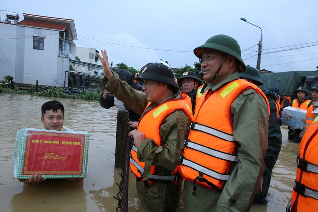 Phó Thủ tướng Trần Hồng Hà chỉ đạo công tác ứng phó, khắc phục mưa lũ tại miền Trung- Ảnh 13.