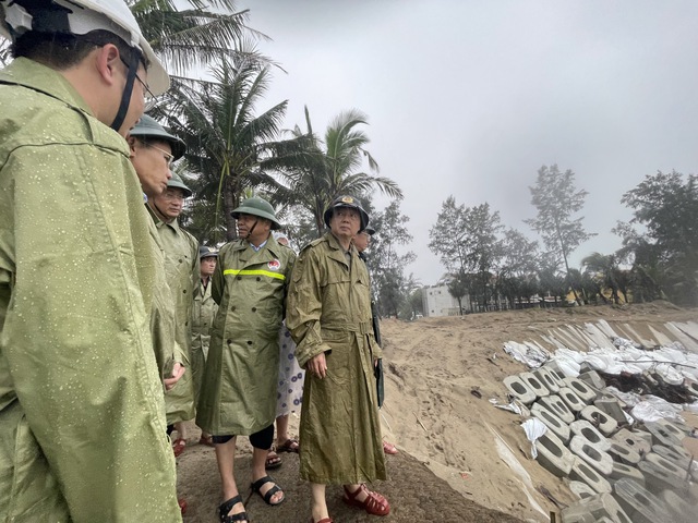 Phó Thủ tướng Trần Hồng Hà chỉ đạo công tác ứng phó, khắc phục mưa lũ tại miền Trung- Ảnh 14.