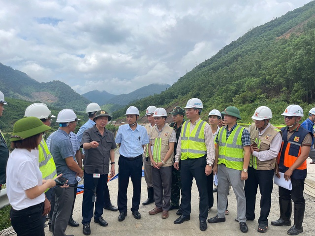 Phó Thủ tướng Trần Hồng Hà chỉ đạo công tác ứng phó, khắc phục mưa lũ tại miền Trung- Ảnh 22.