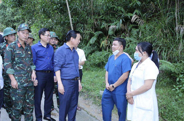 Phó Thủ tướng Trần Hồng Hà chỉ đạo công tác ứng phó, khắc phục mưa lũ tại miền Trung- Ảnh 18.