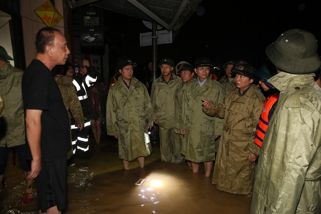 Phó Thủ tướng Trần Hồng Hà chỉ đạo công tác ứng phó, khắc phục mưa lũ tại miền Trung- Ảnh 4.