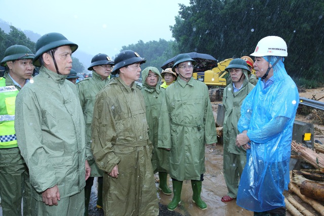 Phó Thủ tướng Trần Hồng Hà chỉ đạo công tác ứng phó, khắc phục mưa lũ tại miền Trung- Ảnh 8.