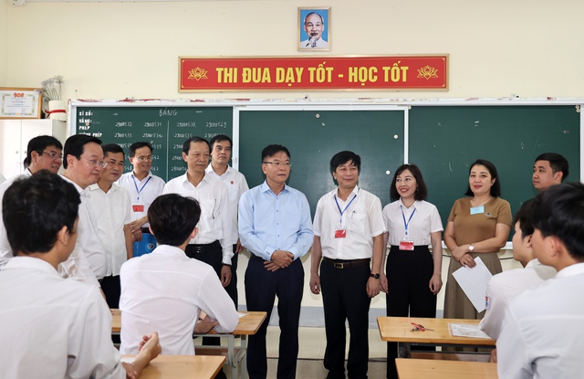 Chùm ảnh: Phó Thủ tướng Lê Thành Long kiểm tra công tác tổ chức kỳ thi tốt nghiệp THPT tại Nghệ An- Ảnh 1.