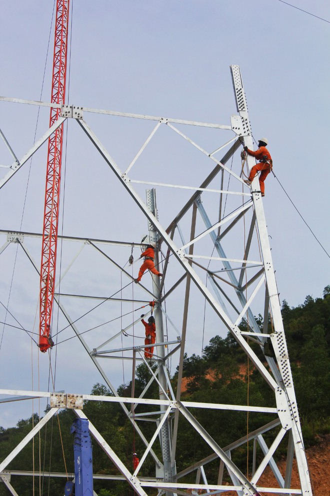 Những chiếc áo cam thấm đẫm mồ hôi trên công trường 500 kV mạch 3- Ảnh 5.