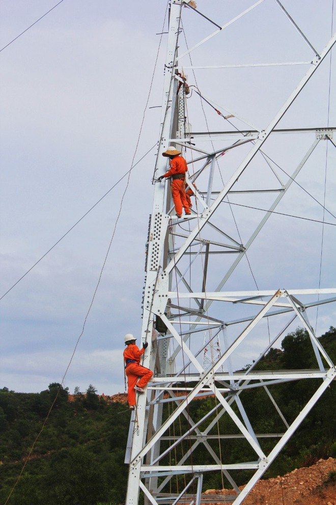 Những chiếc áo cam thấm đẫm mồ hôi trên công trường 500 kV mạch 3- Ảnh 6.